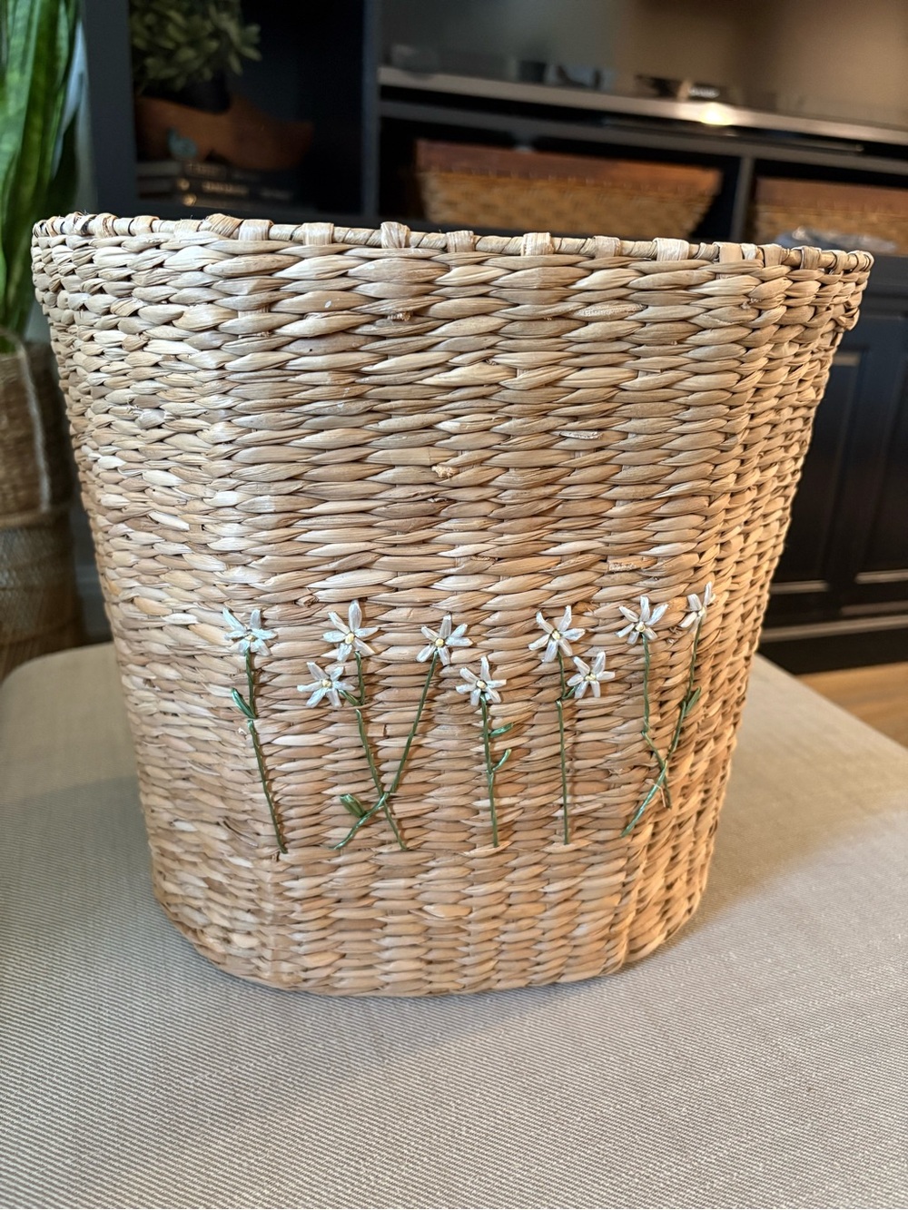 ADORABLE vintage natural woven seagrass basket with daisy floral embellishment